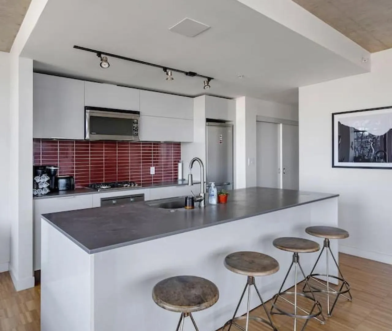 The W, Modernized 2 Bedroom Downtown Highrise Vancouver Apartment