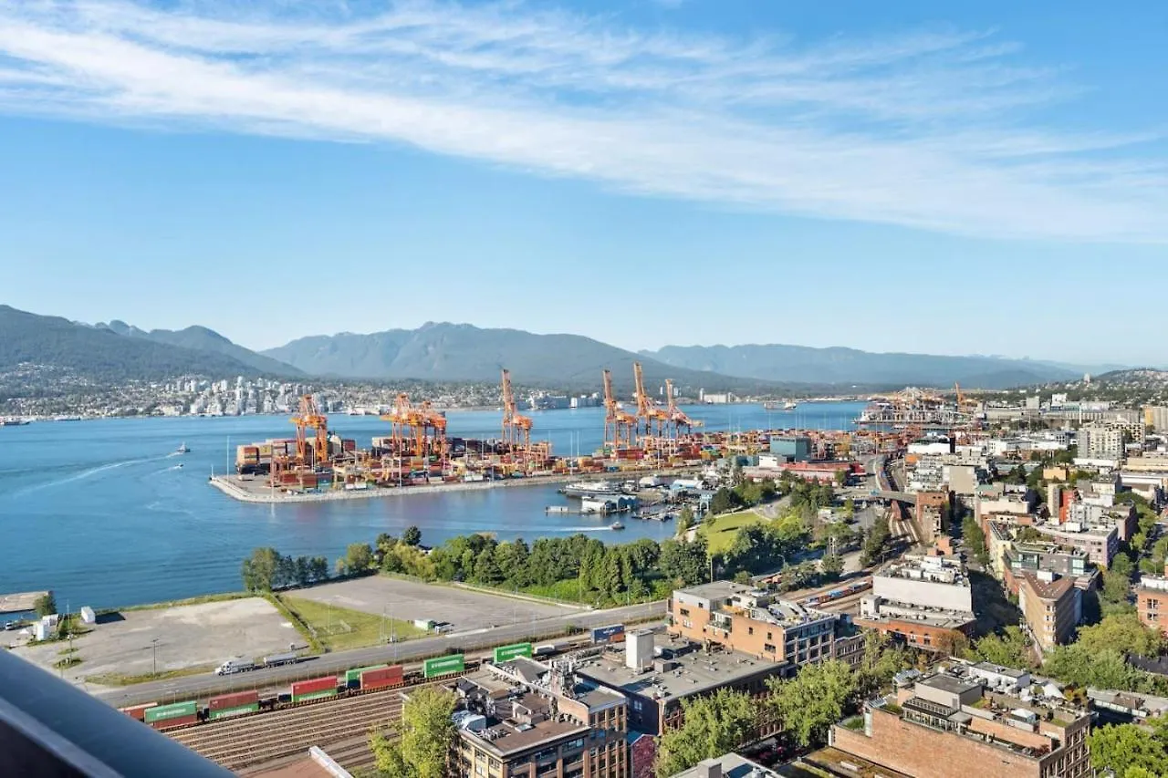 The W, Modernized 2 Bedroom Downtown Highrise Vancouver Apartment