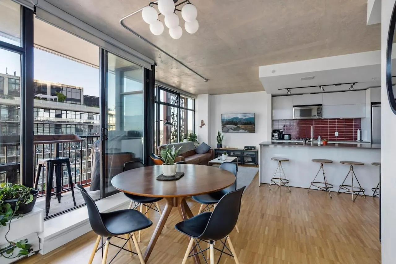 The W, Modernized 2 Bedroom Downtown Highrise Vancouver Apartment