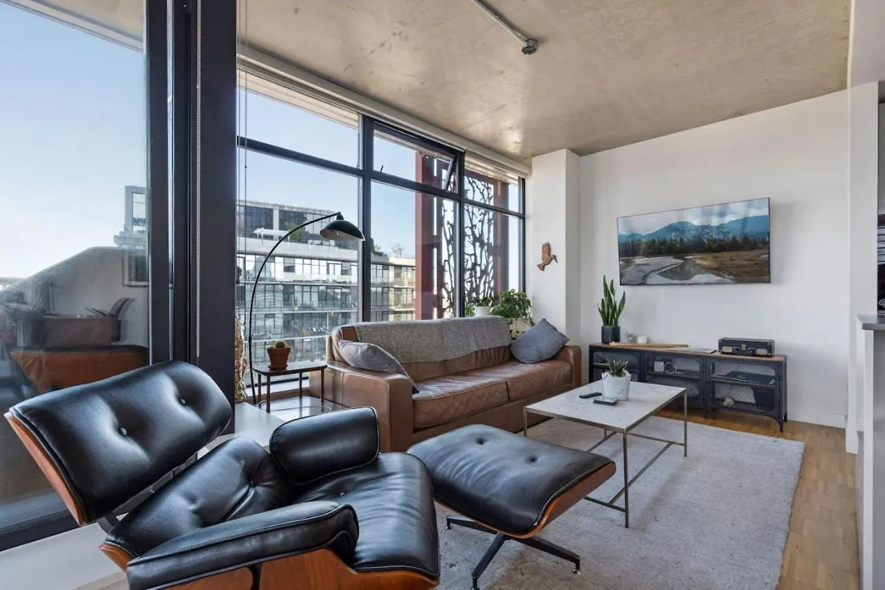 The W, Modernized 2 Bedroom Downtown Highrise location